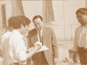 湯傳忠給吳階平（中華醫(yī)學(xué)會名譽會長）先生介紹產(chǎn)品